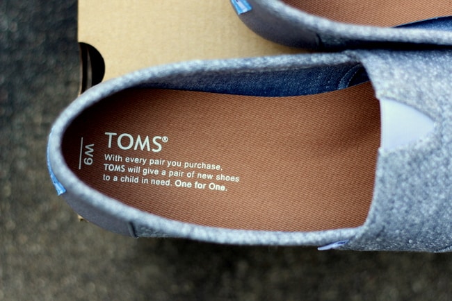 toms shoes classics logo on heel