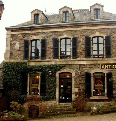 rochefort en terre village buildings