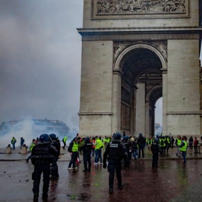 paris gilets jaunes riots arc de triomphe